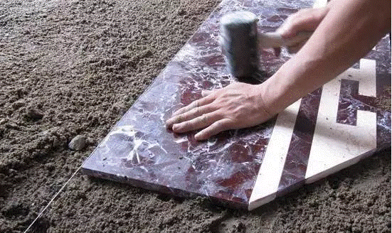 配圖